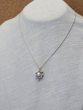 Vantel Pearl Silver Pearl Leaf Pendant Necklace - Elegant Women's Jewelry